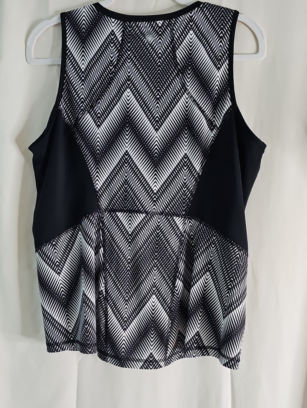 tek gear Black & White Chevron V‑Neck Tank Top - Picture 4 of 5